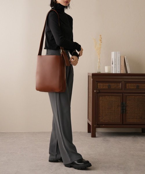 IAMUSE（アイアミューズ）の「ワイドベルトフェイクレザーショルダーバッグ　ポーチセット S0839【IAMUSE】（ショルダーバッグ・レディース・ブラック/ブラウン・FREE）」の22枚目の写真