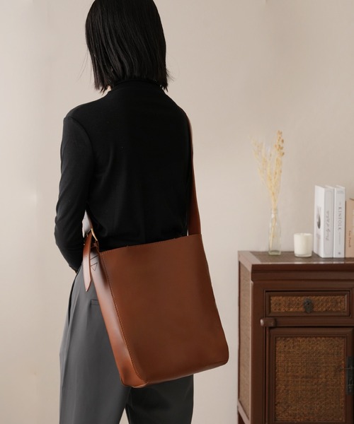 IAMUSE（アイアミューズ）の「ワイドベルトフェイクレザーショルダーバッグ　ポーチセット S0839【IAMUSE】（ショルダーバッグ・レディース・ブラック/ブラウン・FREE）」の12枚目の写真