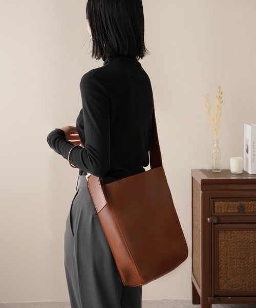 IAMUSE（アイアミューズ）の「ワイドベルトフェイクレザーショルダーバッグ　ポーチセット S0839【IAMUSE】（ショルダーバッグ・レディース・ブラック/ブラウン・FREE）」の6枚目の写真