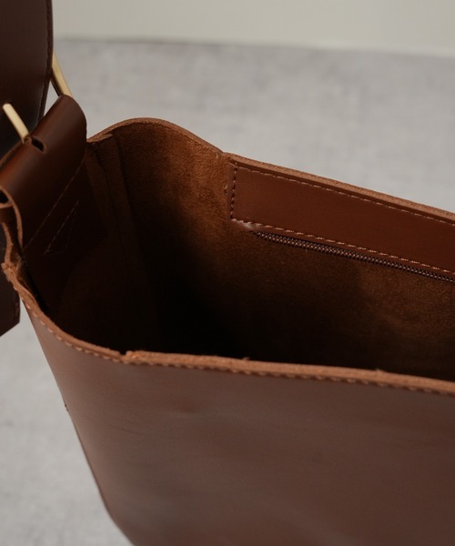 IAMUSE（アイアミューズ）の「ワイドベルトフェイクレザーショルダーバッグ　ポーチセット S0839【IAMUSE】（ショルダーバッグ・レディース・ブラック/ブラウン・FREE）」の16枚目の写真