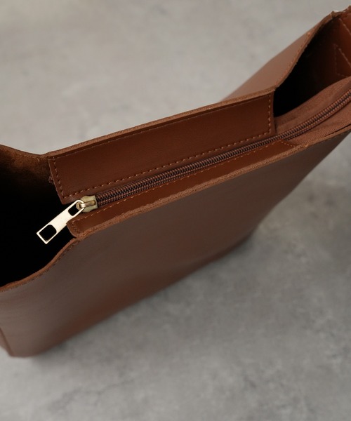 IAMUSE（アイアミューズ）の「ワイドベルトフェイクレザーショルダーバッグ　ポーチセット S0839【IAMUSE】（ショルダーバッグ・レディース・ブラック/ブラウン・FREE）」の10枚目の写真