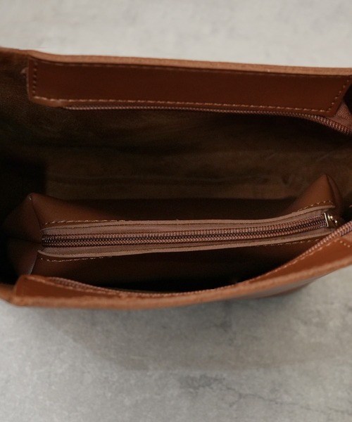 IAMUSE（アイアミューズ）の「ワイドベルトフェイクレザーショルダーバッグ　ポーチセット S0839【IAMUSE】（ショルダーバッグ・レディース・ブラック/ブラウン・FREE）」の4枚目の写真