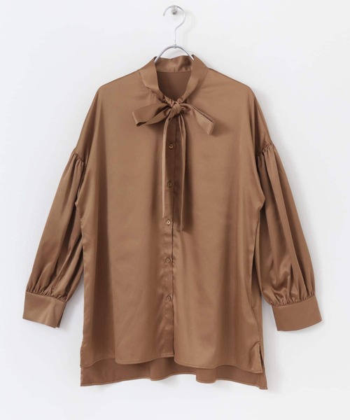 HEYUMM（ヘユム）の「サテンボウタイブラウス（シャツ/ブラウス・レディース・オフホワイト/ライトブラウン/ライトブルー・ONE）」の3枚目の写真