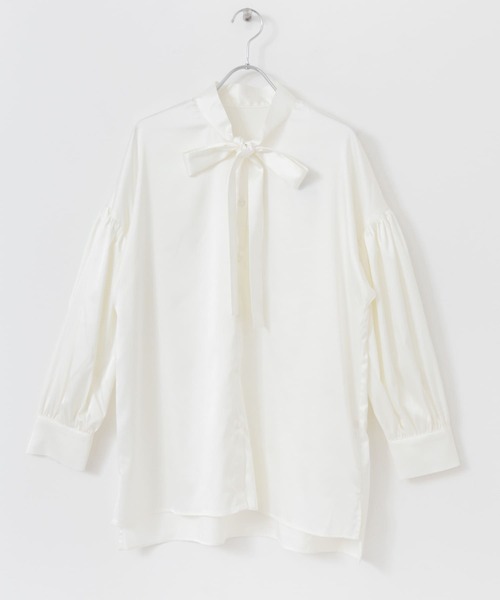 HEYUMM（ヘユム）の「サテンボウタイブラウス（シャツ/ブラウス・レディース・オフホワイト/ライトブラウン/ライトブルー・ONE）」の4枚目の写真