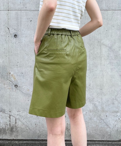 SETUP7（セットアップセブン）の「【SETUP7】PUレザーワンタックショートパンツ KNF　※（その他パンツ・レディース・グリーン/ブラック/ベージュ・S/M）」の5枚目の写真