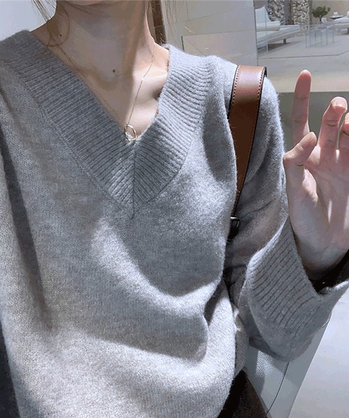 NinaetLina（ニナエリナ）の「Vネックサイドスリットニット（ニット/セーター・レディース・ブラウン/グレー/ベージュ/イエロー/ピンク/ブラック/ホワイト/ブルー・FREE）」の9枚目の写真