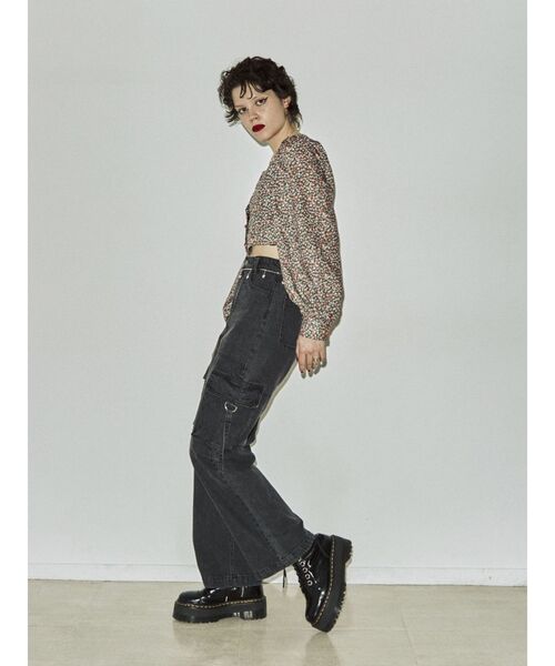 jouetie（ジュエティ）の「カーゴデニム（カーゴパンツ・レディース・ライトブルー/ブラック・SMALL/MEDIUM）」の4枚目の写真