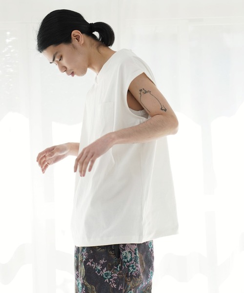 Air Tokyo(エアートウキョー)の「オーバーサイズ ポケット付き フレンチスリーブ カットソー(Tシャツ/カットソー・メンズ・オフホワイト/ブラック/グレイッシュベージュ・MEDIUM/LARGE)」の2枚目の写真