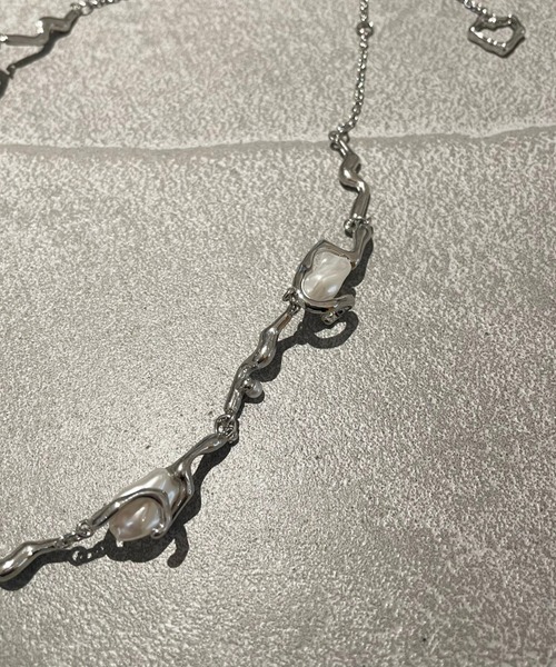 kutir（クティール）の「kutirlune／変形パールモチーフネックレス（ネックレス・レディース・シルバー・FREE）」の3枚目の写真