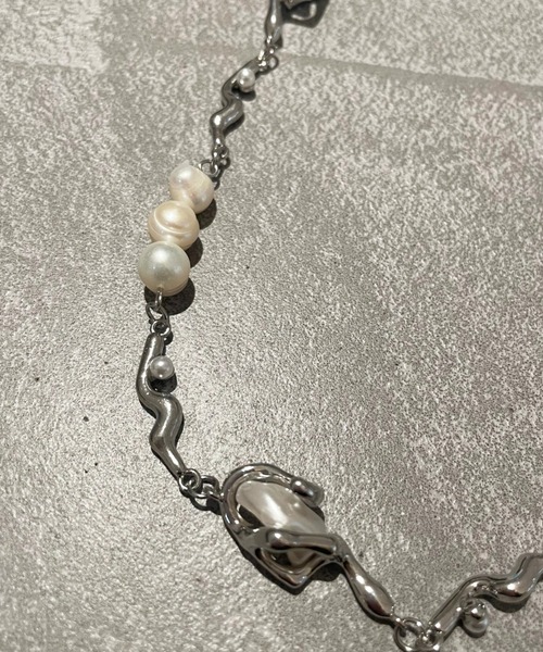 kutir（クティール）の「kutirlune／変形パールモチーフネックレス（ネックレス・レディース・シルバー・FREE）」の4枚目の写真