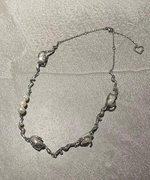 kutir（クティール）の「kutirlune／変形パールモチーフネックレス（ネックレス・レディース・シルバー・FREE）」の8枚目の写真