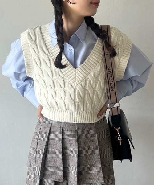 one after another NICE CLAUP（ワンアフターアナザーナイスクラップ）の「ワンポイント刺繍ケーブルニットベスト（ベスト・レディース・アイボリー/グレー/ネイビー・FREE）」の2枚目の写真