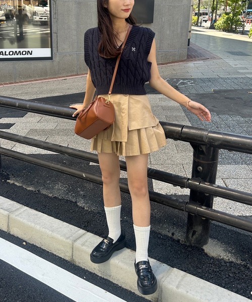 one after another NICE CLAUP（ワンアフターアナザーナイスクラップ）の「ワンポイント刺繍ケーブルニットベスト（ベスト・レディース・アイボリー/グレー/ネイビー・FREE）」の8枚目の写真