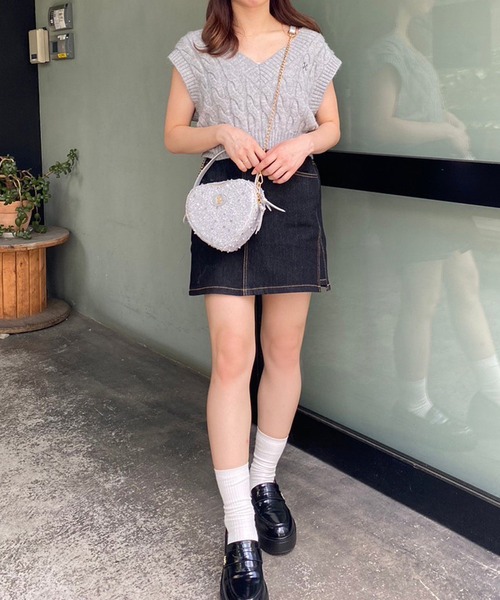 one after another NICE CLAUP（ワンアフターアナザーナイスクラップ）の「ワンポイント刺繍ケーブルニットベスト（ベスト・レディース・アイボリー/グレー/ネイビー・FREE）」の15枚目の写真