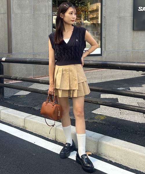 one after another NICE CLAUP（ワンアフターアナザーナイスクラップ）の「ワンポイント刺繍ケーブルニットベスト（ベスト・レディース・アイボリー/グレー/ネイビー・FREE）」の13枚目の写真