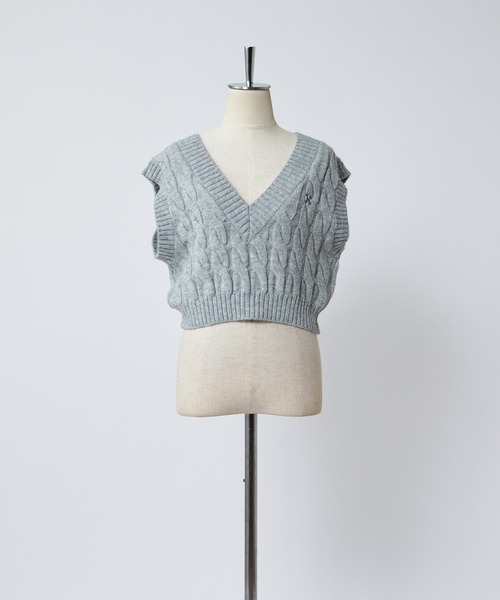 one after another NICE CLAUP（ワンアフターアナザーナイスクラップ）の「ワンポイント刺繍ケーブルニットベスト（ベスト・レディース・アイボリー/グレー/ネイビー・FREE）」の5枚目の写真