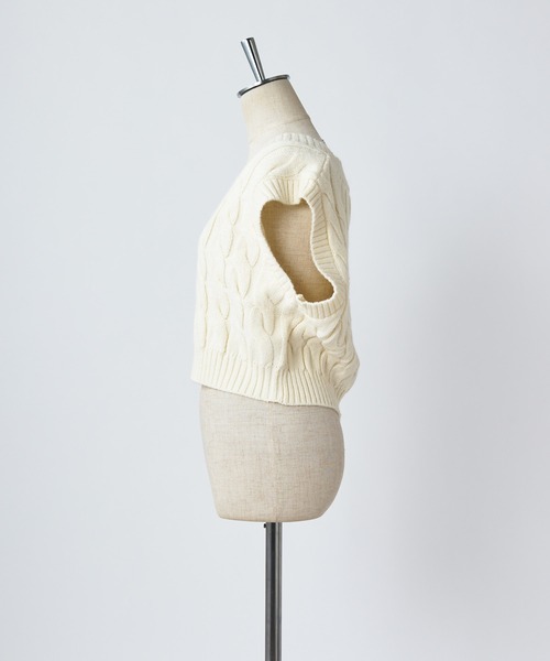 one after another NICE CLAUP（ワンアフターアナザーナイスクラップ）の「ワンポイント刺繍ケーブルニットベスト（ベスト・レディース・アイボリー/グレー/ネイビー・FREE）」の16枚目の写真