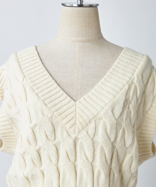 one after another NICE CLAUP（ワンアフターアナザーナイスクラップ）の「ワンポイント刺繍ケーブルニットベスト（ベスト・レディース・アイボリー/グレー/ネイビー・FREE）」の9枚目の写真