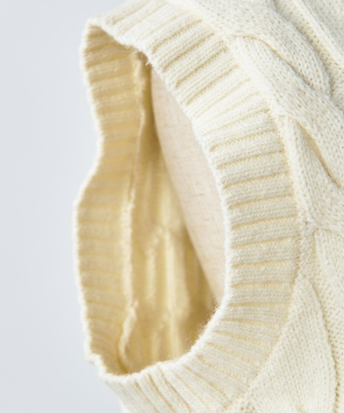 one after another NICE CLAUP（ワンアフターアナザーナイスクラップ）の「ワンポイント刺繍ケーブルニットベスト（ベスト・レディース・アイボリー/グレー/ネイビー・FREE）」の6枚目の写真