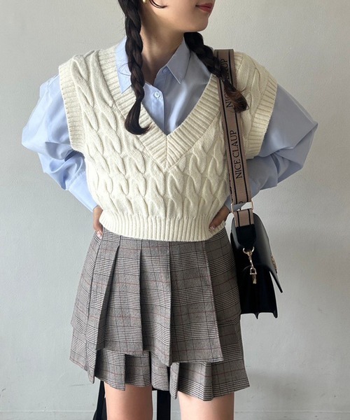 one after another NICE CLAUP（ワンアフターアナザーナイスクラップ）の「ワンポイント刺繍ケーブルニットベスト（ベスト・レディース・アイボリー/グレー/ネイビー・FREE）」の12枚目の写真