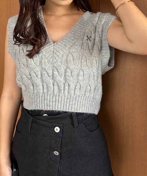 one after another NICE CLAUP（ワンアフターアナザーナイスクラップ）の「ワンポイント刺繍ケーブルニットベスト（ベスト・レディース・アイボリー/グレー/ネイビー・FREE）」の4枚目の写真