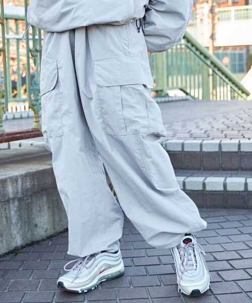 FFEIN(フェイン)の「【FFEIN(フェイン)】ナイロンテックワイドカーゴパンツ / ドローコード付き(カーゴパンツ・メンズ・ブラック/カーキ/ネイビー/ライトグレー・SMALL/LARGE/MEDIUM)」の3枚目の写真
