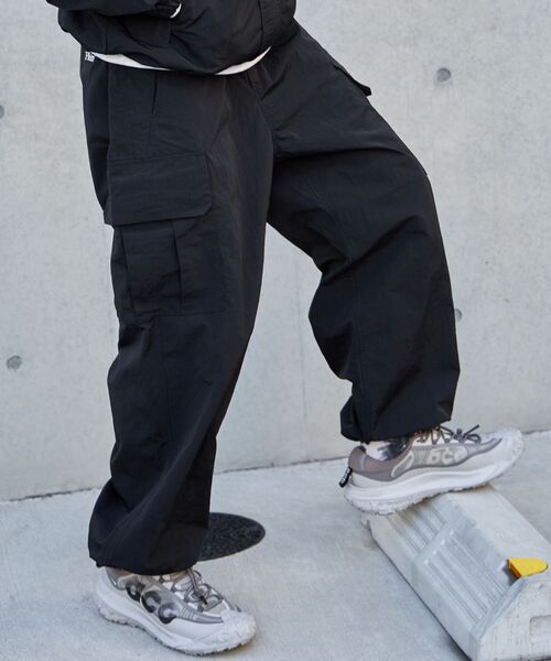 FFEIN(フェイン)の「【FFEIN(フェイン)】ナイロンテックワイドカーゴパンツ / ドローコード付き(カーゴパンツ・メンズ・ブラック/カーキ/ネイビー/ライトグレー・SMALL/LARGE/MEDIUM)」の9枚目の写真