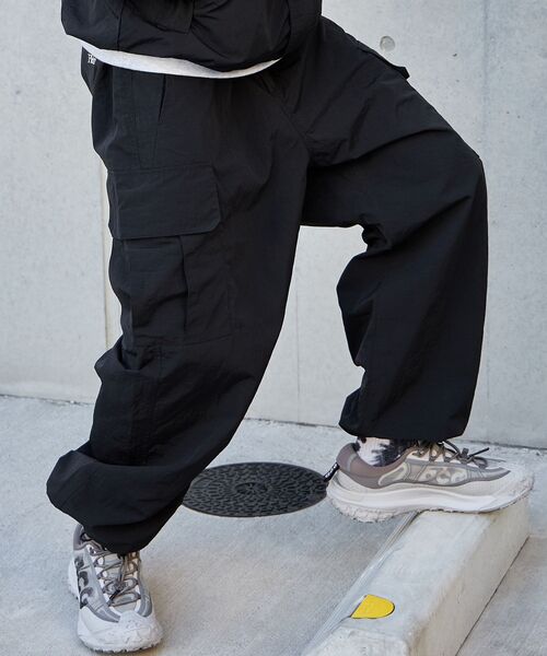 FFEIN(フェイン)の「【FFEIN(フェイン)】ナイロンテックワイドカーゴパンツ / ドローコード付き(カーゴパンツ・メンズ・ブラック/カーキ/ネイビー/ライトグレー・SMALL/LARGE/MEDIUM)」の11枚目の写真