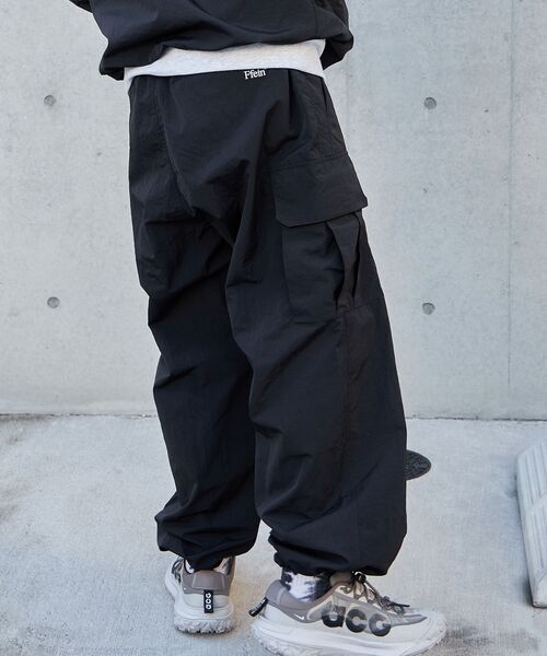 FFEIN(フェイン)の「【FFEIN(フェイン)】ナイロンテックワイドカーゴパンツ / ドローコード付き(カーゴパンツ・メンズ・ブラック/カーキ/ネイビー/ライトグレー・SMALL/LARGE/MEDIUM)」の12枚目の写真