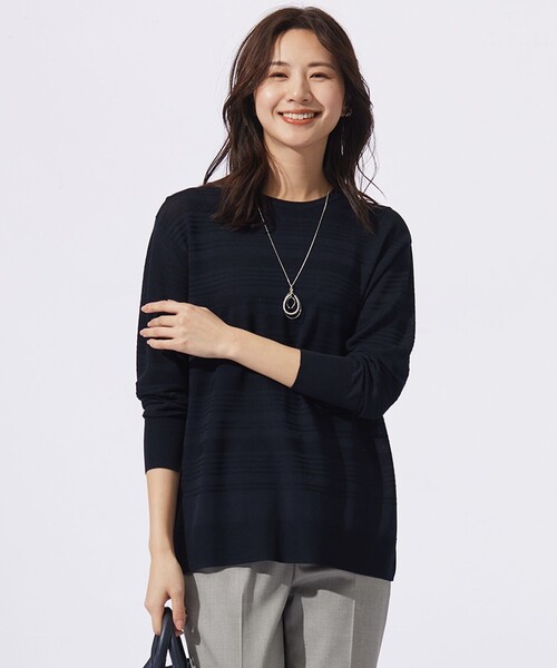 J.PRESS(ジェイプレス)の「【WEB限定カラーあり・洗える】SILKY RAYON STRETCH ボーダー ニット(ニット/セーター・レディース・ブラウン系/ダルブルー系/ライトグレー系/ネイビー系・T13)」の3枚目の写真