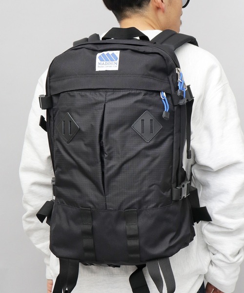 MADDEN（メデン）の「撥水加工 プリーツポケット アウトドア 大容量 バックパック DAY LITE（デイライト）（バックパック/リュック・メンズ・ブラック・FREE）」の8枚目の写真