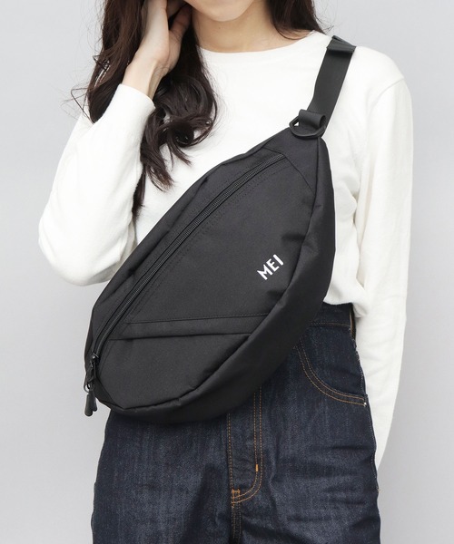 MEI（メイ）の「ウエストバッグ ビッグサイズ BOTTOMLINE L（ボトムラインエル）（ボディバッグ/ウエストポーチ・メンズ・ブラック・FREE）」の4枚目の写真