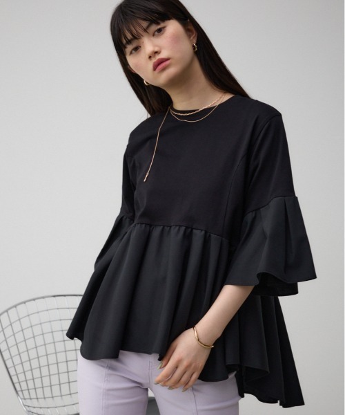 AZUL by moussy(アズールバイマウジー)の「袖フレアぺプラムカットトップス(Tシャツ/カットソー・レディース・ブルー/オフホワイト/ブラック・FREE)」の2枚目の写真