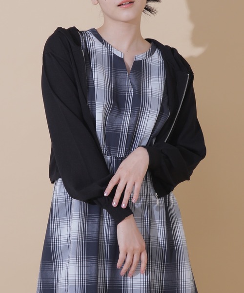 JILL by JILL STUART(ジルバイジルスチュアート)の「◇UV加工ロゴ刺しゅうニットパーカー(パーカー・レディース・ブラック/ピンク/ホワイト系その他・FREE)」の3枚目の写真