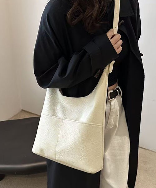 gossip！ロサンゼルス（ゴシップロサンゼルス）の「Y2Kソフト合成皮革 大容量  A4収納可能 通勤斜めがけバッグ（ショルダーバッグ・レディース・モカ/カーキ/ブラック/ブラウン/オフホワイト・FREE）」の2枚目の写真