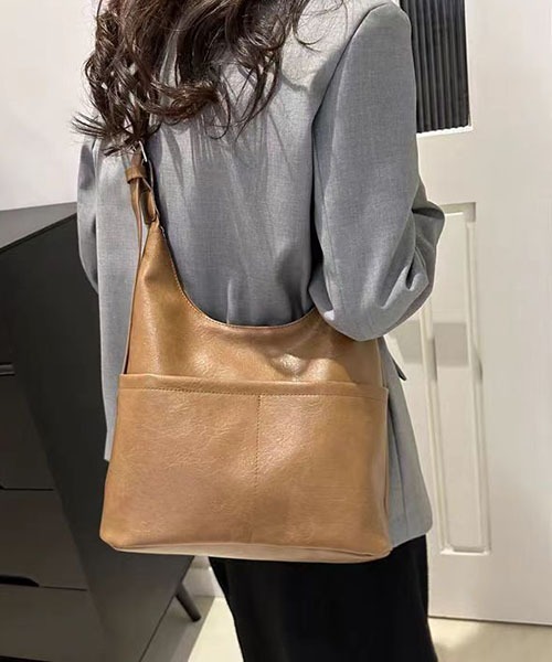 gossip！ロサンゼルス（ゴシップロサンゼルス）の「Y2Kソフト合成皮革 大容量  A4収納可能 通勤斜めがけバッグ（ショルダーバッグ・レディース・モカ/カーキ/ブラック/ブラウン/オフホワイト・FREE）」の5枚目の写真