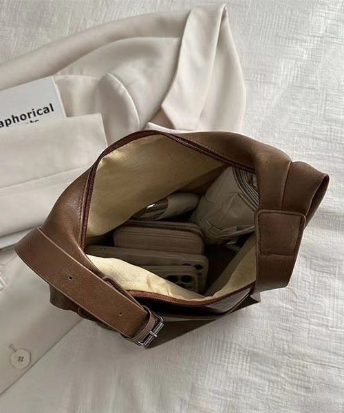 gossip！ロサンゼルス（ゴシップロサンゼルス）の「Y2Kソフト合成皮革 大容量  A4収納可能 通勤斜めがけバッグ（ショルダーバッグ・レディース・モカ/カーキ/ブラック/ブラウン/オフホワイト・FREE）」の6枚目の写真