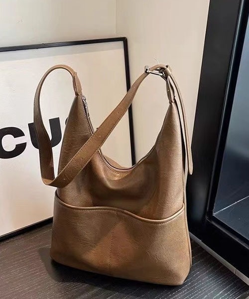 gossip！ロサンゼルス（ゴシップロサンゼルス）の「Y2Kソフト合成皮革 大容量  A4収納可能 通勤斜めがけバッグ（ショルダーバッグ・レディース・モカ/カーキ/ブラック/ブラウン/オフホワイト・FREE）」の8枚目の写真