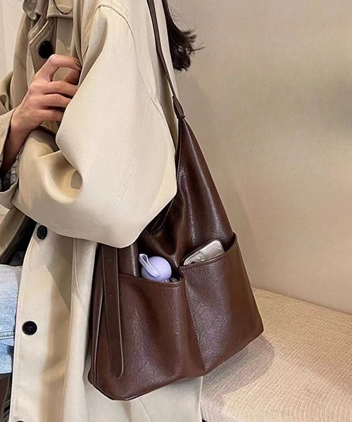 gossip！ロサンゼルス（ゴシップロサンゼルス）の「Y2Kソフト合成皮革 大容量  A4収納可能 通勤斜めがけバッグ（ショルダーバッグ・レディース・モカ/カーキ/ブラック/ブラウン/オフホワイト・FREE）」の9枚目の写真