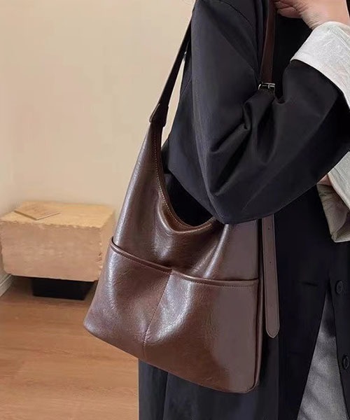 gossip！ロサンゼルス（ゴシップロサンゼルス）の「Y2Kソフト合成皮革 大容量  A4収納可能 通勤斜めがけバッグ（ショルダーバッグ・レディース・モカ/カーキ/ブラック/ブラウン/オフホワイト・FREE）」の11枚目の写真