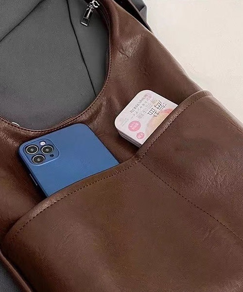 gossip！ロサンゼルス（ゴシップロサンゼルス）の「Y2Kソフト合成皮革 大容量  A4収納可能 通勤斜めがけバッグ（ショルダーバッグ・レディース・モカ/カーキ/ブラック/ブラウン/オフホワイト・FREE）」の12枚目の写真