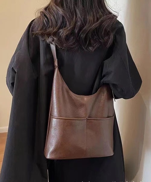 gossip！ロサンゼルス（ゴシップロサンゼルス）の「Y2Kソフト合成皮革 大容量  A4収納可能 通勤斜めがけバッグ（ショルダーバッグ・レディース・モカ/カーキ/ブラック/ブラウン/オフホワイト・FREE）」の13枚目の写真