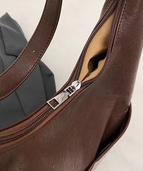 gossip！ロサンゼルス（ゴシップロサンゼルス）の「Y2Kソフト合成皮革 大容量  A4収納可能 通勤斜めがけバッグ（ショルダーバッグ・レディース・モカ/カーキ/ブラック/ブラウン/オフホワイト・FREE）」の15枚目の写真