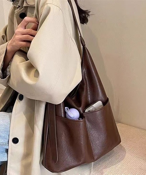 gossip！ロサンゼルス（ゴシップロサンゼルス）の「Y2Kソフト合成皮革 大容量  A4収納可能 通勤斜めがけバッグ（ショルダーバッグ・レディース・モカ/カーキ/ブラック/ブラウン/オフホワイト・FREE）」の16枚目の写真