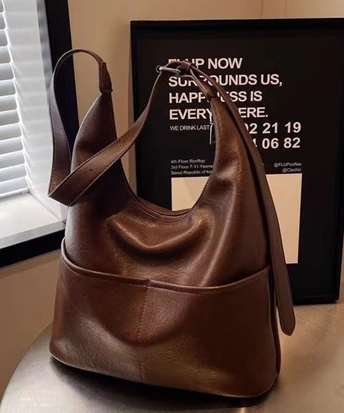 gossip！ロサンゼルス（ゴシップロサンゼルス）の「Y2Kソフト合成皮革 大容量  A4収納可能 通勤斜めがけバッグ（ショルダーバッグ・レディース・モカ/カーキ/ブラック/ブラウン/オフホワイト・FREE）」の17枚目の写真