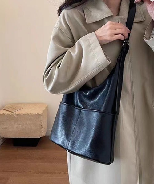 gossip！ロサンゼルス（ゴシップロサンゼルス）の「Y2Kソフト合成皮革 大容量  A4収納可能 通勤斜めがけバッグ（ショルダーバッグ・レディース・モカ/カーキ/ブラック/ブラウン/オフホワイト・FREE）」の19枚目の写真