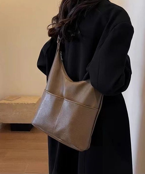 gossip！ロサンゼルス（ゴシップロサンゼルス）の「Y2Kソフト合成皮革 大容量  A4収納可能 通勤斜めがけバッグ（ショルダーバッグ・レディース・モカ/カーキ/ブラック/ブラウン/オフホワイト・FREE）」の21枚目の写真