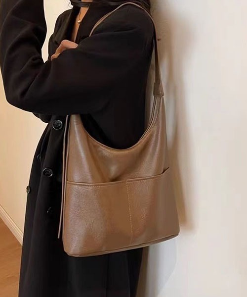 gossip！ロサンゼルス（ゴシップロサンゼルス）の「Y2Kソフト合成皮革 大容量  A4収納可能 通勤斜めがけバッグ（ショルダーバッグ・レディース・モカ/カーキ/ブラック/ブラウン/オフホワイト・FREE）」の22枚目の写真