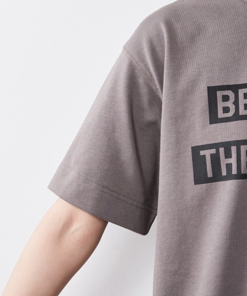 CHIC STYLE（シックスタイル）の「 ロゴプリントTシャツ ＜大きいサイズ有＞シックスタイル　（Tシャツ/カットソー・レディース・モカ/オフホワイト・3L/LL/L/M/5L/4L）」の5枚目の写真