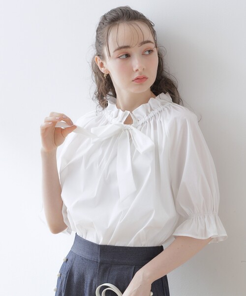 couture brooch(クチュールブローチ)の「◆ギャザーフリルリボンタイ(シャツ/ブラウス・レディース・ブルー/オフホワイト・42/38/40/36)」の1枚目の写真